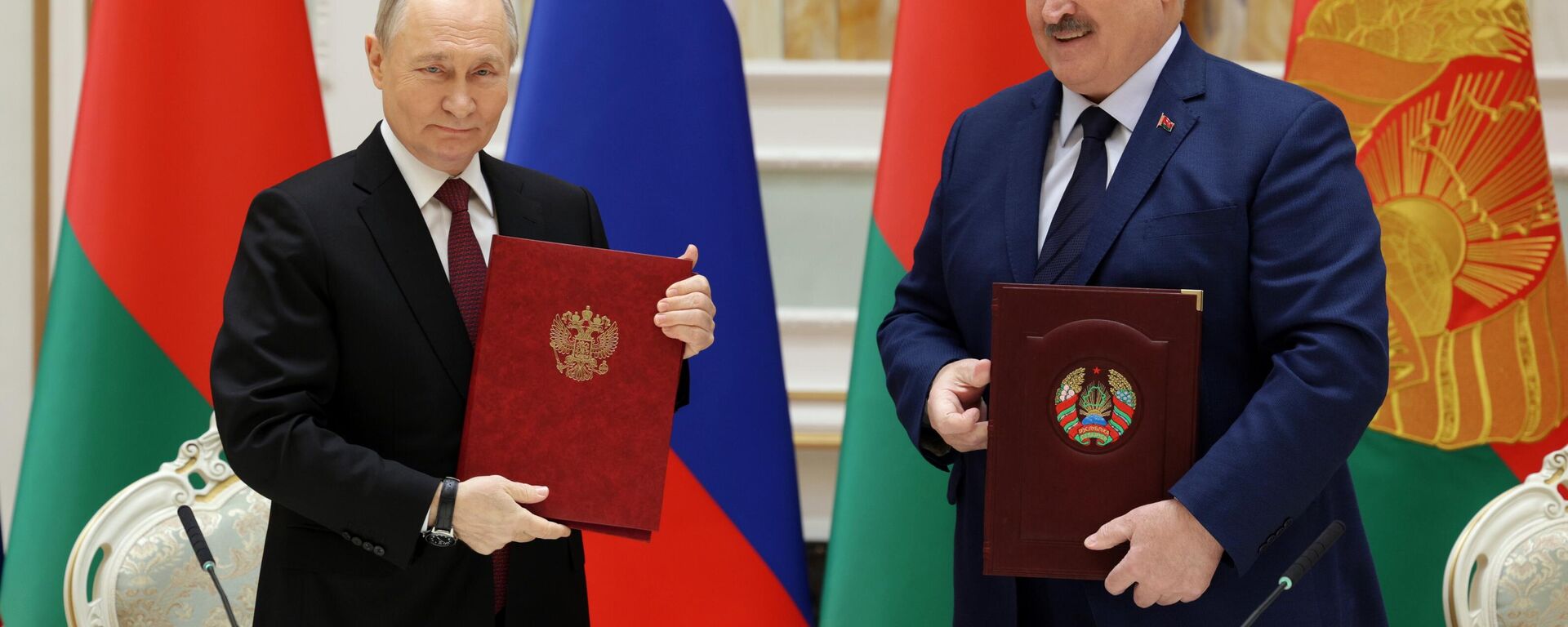 Russian President Vladimir Putin and Belarusian President Alexander Lukashenko (right) at the signing ceremony of the Interstate Agreement on Security Guarantees within the Union State and the interstate Agreement on the formation of the Unified electric energy Market of the Union State. - Sputnik Africa, 1920, 06.12.2024