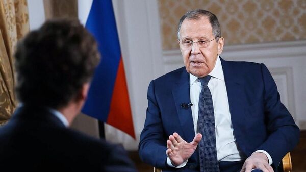  Sergueï Lavrov (à droite) et Tucker Carlson - Sputnik Afrique