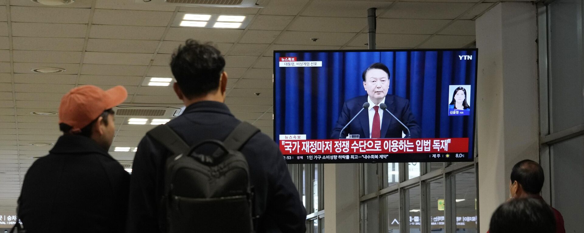 People watch a TV screen showing South Korean President Yoon Suk Yeol's televised briefing at a bus terminal in Seoul, South Korea, Tuesday, Dec. 3, 2024.  - Sputnik Africa, 1920, 07.12.2024