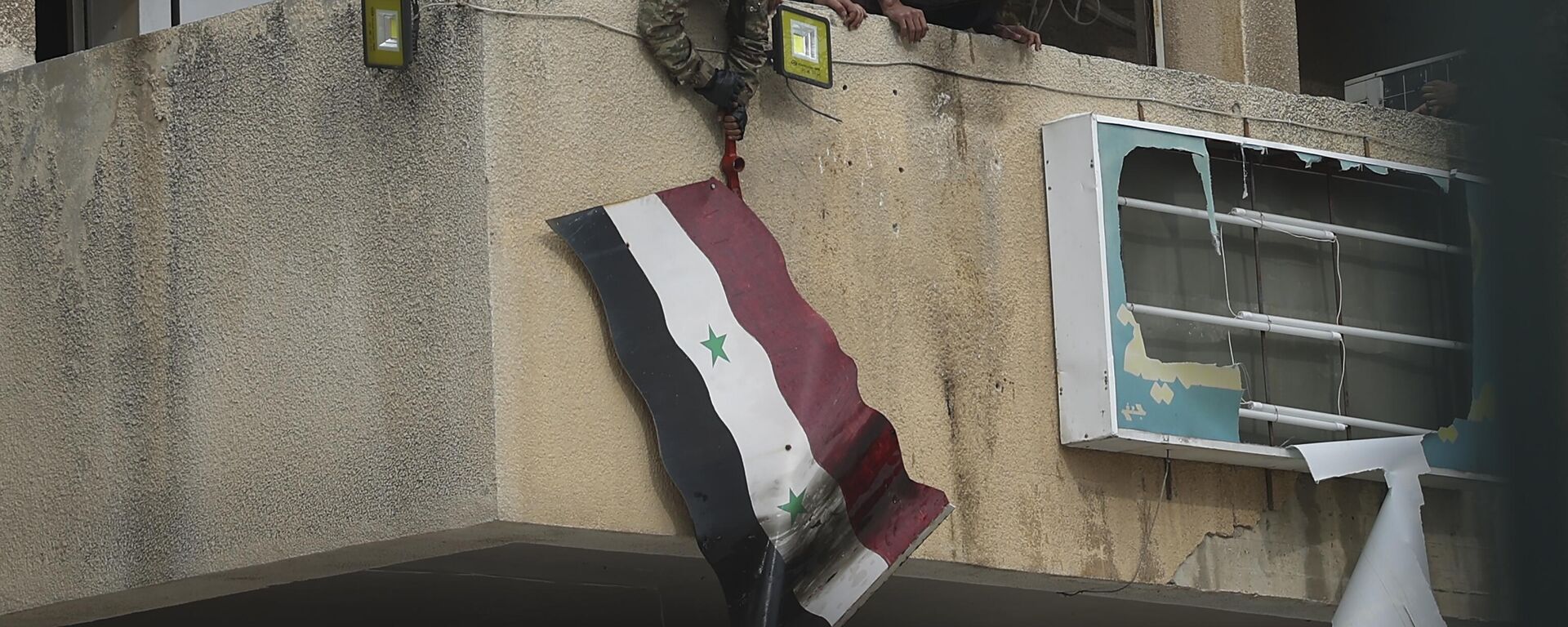 Syrian opposition fighters remove the Syrian government flag from an official building in Salamiyah, east of Hama - Sputnik Africa, 1920, 09.12.2024