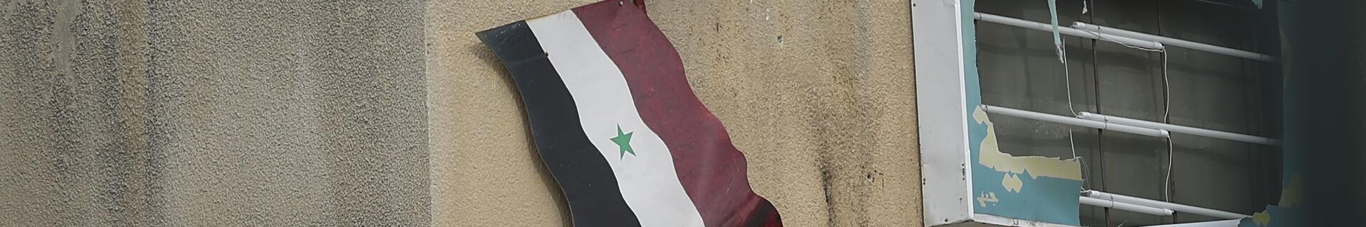 Syrian opposition fighters remove the Syrian government flag from an official building in Salamiyeh, east of Hama - Sputnik Africa, 1920, 12.12.2024