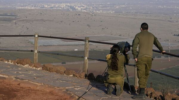 Israeli soldiers observe Al Qunaitra, Syria, across the border from Mount Bental in the Israeli-controlled Golan Heights, Thursday, Nov. 19, 2020, prior to a visit by Secretary of State Mike Pompeo and Israel's Foreign Minister Gabi Ashkenazi. - Sputnik Africa