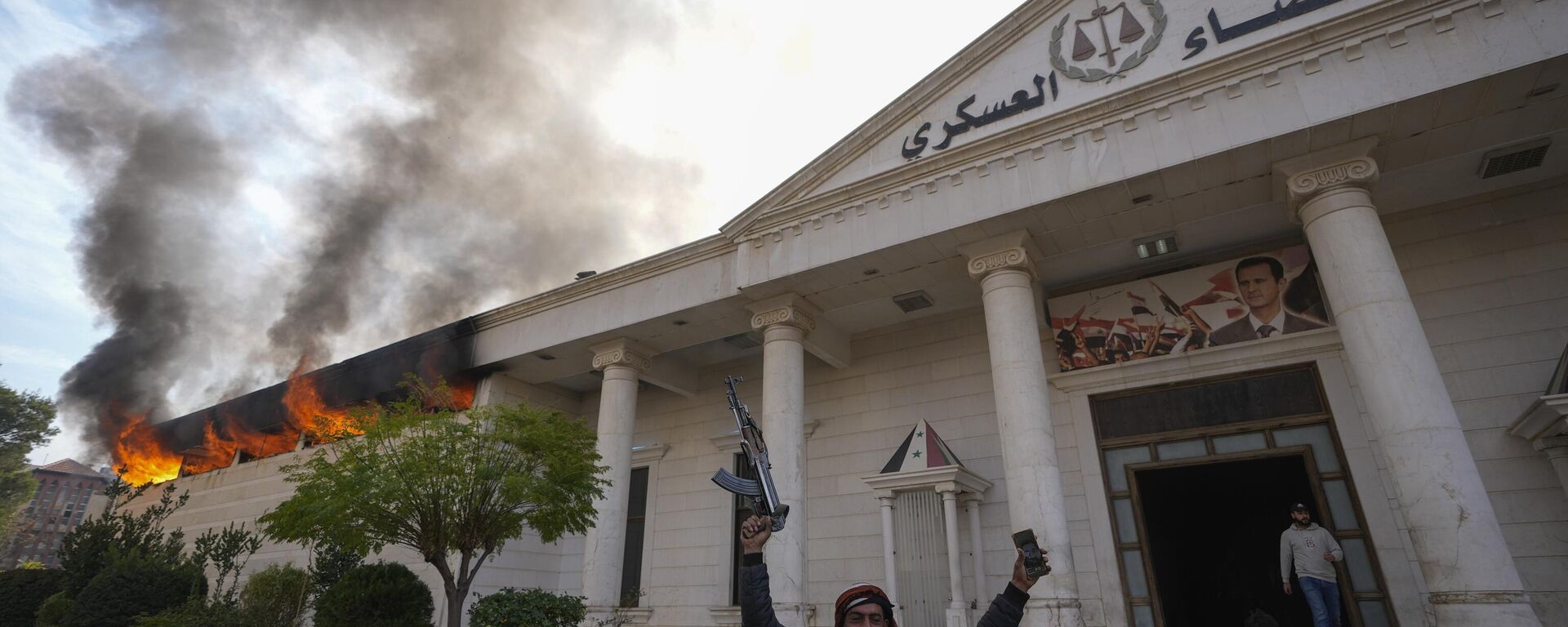 Opposition fighters celebrate as a military court burns in Damascus, Syria, on Sunday, Dec. 8, 2024.  - Sputnik Africa, 1920, 10.12.2024