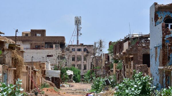 27 August 2024, Sudan, Omdurman: A radio signal tower stands behind houses with bullet holes.  - Sputnik Africa