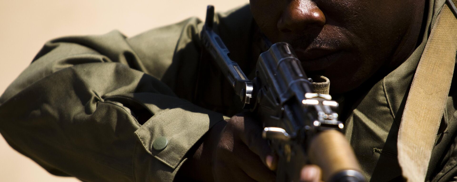 Chadian soldiers train before going on patrol in the bush of Zakouma National Park to stop the poachers attempting to kill elephants for their ivory on October 24, 2008 in Zakouma, Chad.  - Sputnik Africa, 1920, 11.12.2024