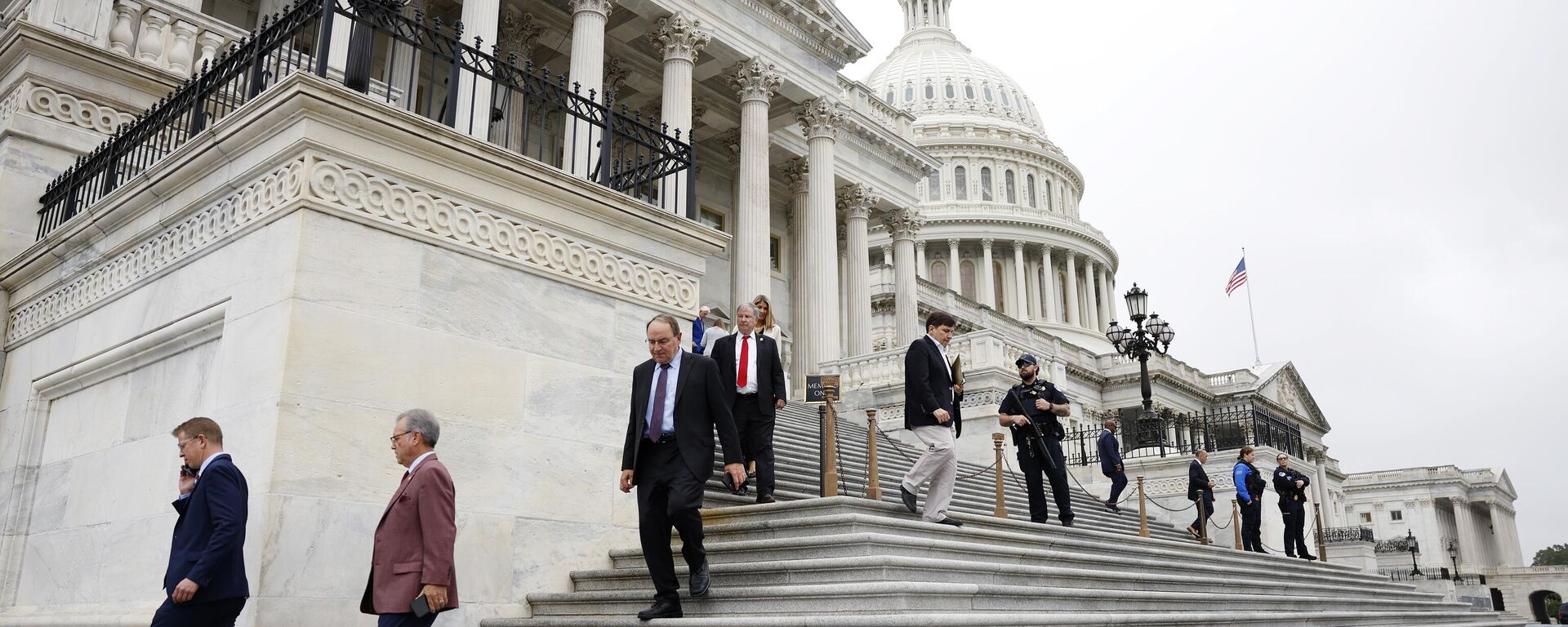 Members of the US House of Representatives leave the US Capitol after a series of votes on September 25, 2024 in Washington, DC. In a 341 to 82 vote, the House of Representatives passed legislation to avoid a funding lapse and government shutdown. - Sputnik Africa, 1920, 12.12.2024