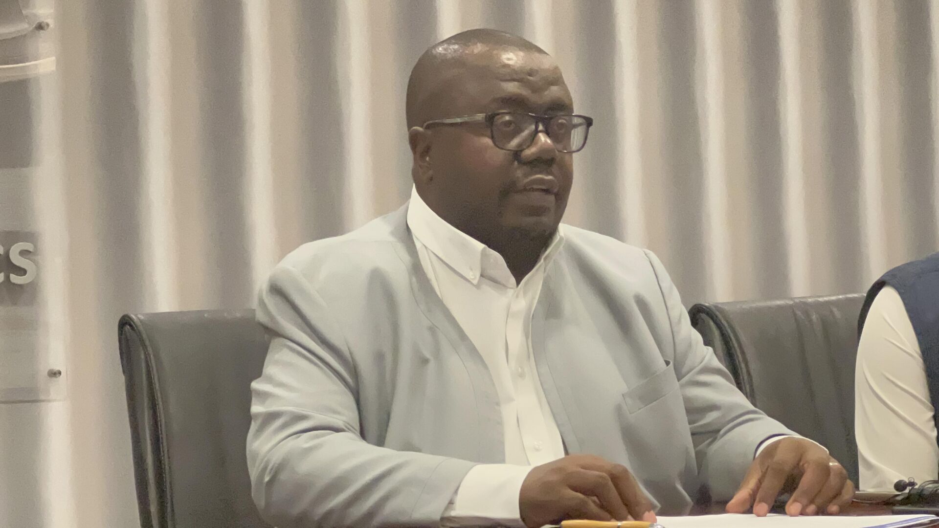The Namibia Statistics Agency (NSA) Statistician-General and Chief Executive Officer Alex Shimuafeni during a media briefing on Wednesday. - Sputnik Africa, 1920, 13.12.2024
