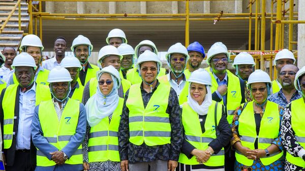 The University of Dar es Salaam Chancellor Jakaya Kikwete, visiting the Institute of Marine Sciences construction site - Sputnik Africa