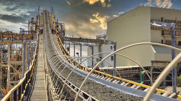 Conveyor belt at sunset in a diamond mine in Botswana - Sputnik Africa