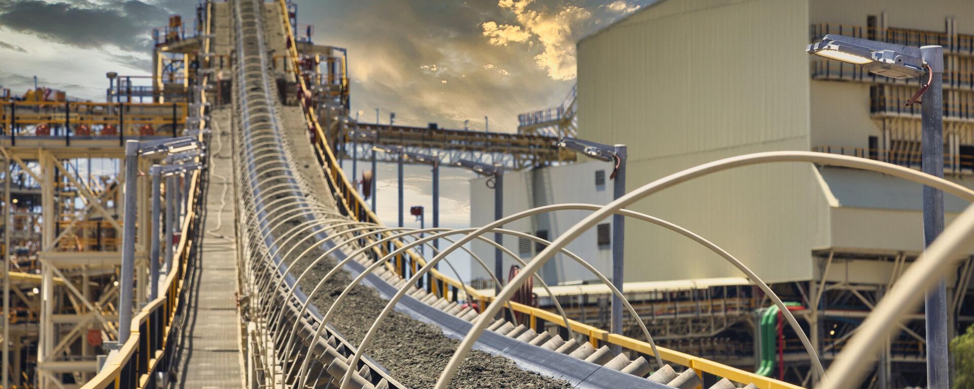 Conveyor belt at sunset in a diamond mine in Botswana - Sputnik Africa, 1920, 13.12.2024