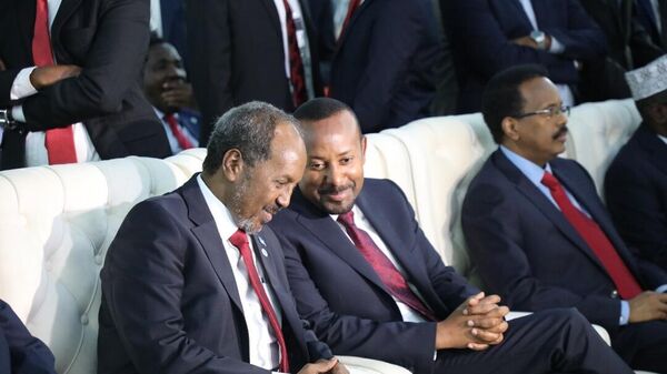 Djibouti President Ismail Omar Guelleh (L), Ethiopian Prime Minister Abiy Ahmed and incumbent President Mohamed Abdullahi Mohamed, also known as Farmajo (R) attend the inauguration ceremony of Somalia's newly elected President Hassan Sheikh Mohamud on June 09. 2022 in Mogadishu, Somalia. - Sputnik Africa