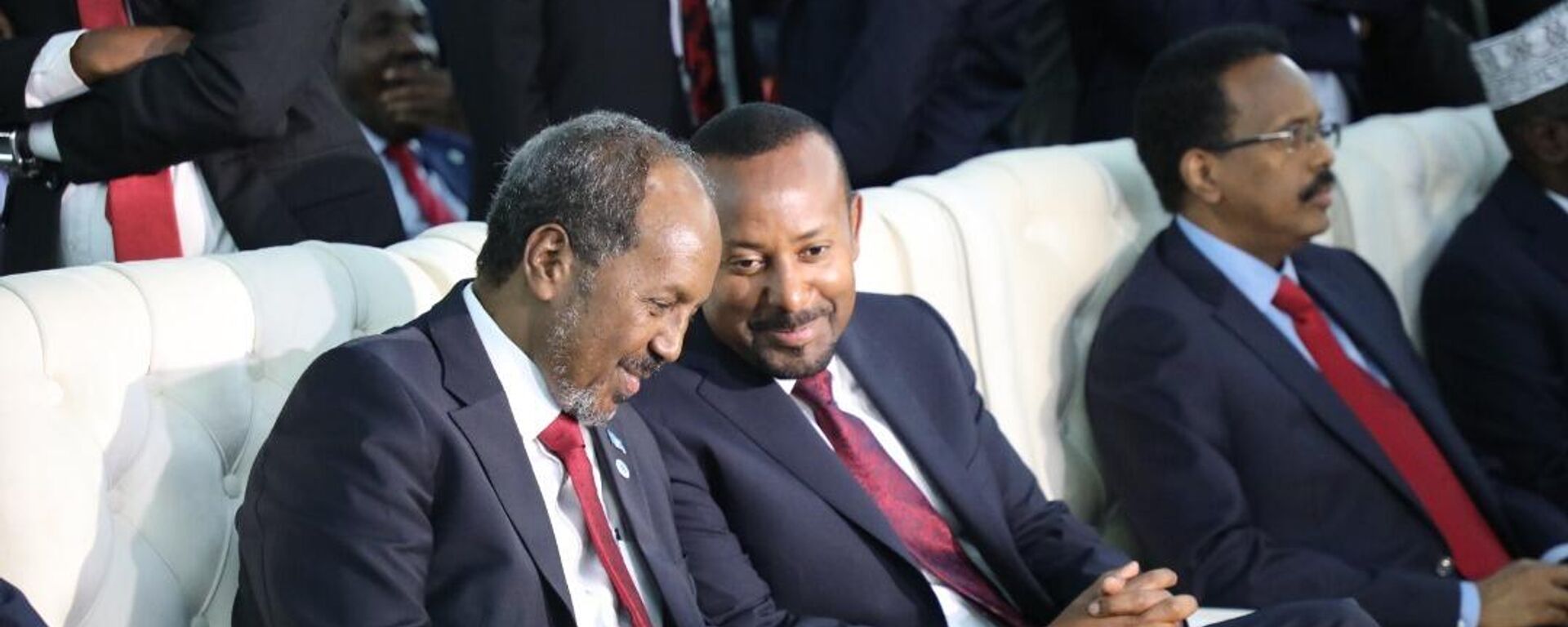 Djibouti President Ismail Omar Guelleh (L), Ethiopian Prime Minister Abiy Ahmed and incumbent President Mohamed Abdullahi Mohamed, also known as Farmajo (R) attend the inauguration ceremony of Somalia's newly elected President Hassan Sheikh Mohamud on June 09. 2022 in Mogadishu, Somalia. - Sputnik Africa, 1920, 14.12.2024