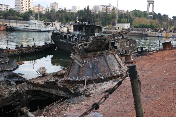 Вид на порт Латакия, где завершается вывоз обломков кораблей ВМС Сирии, уничтоженных в результате израильских авиаударов - Sputnik Africa