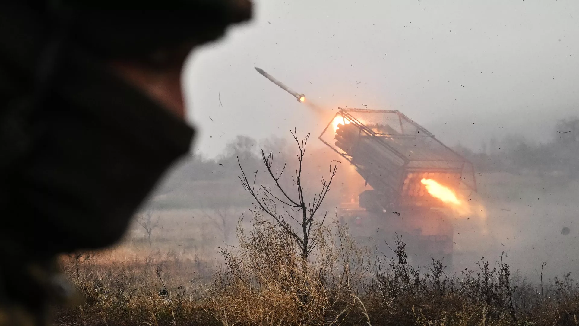 Russian servicemen of the Tsentr Battlegroup of forces fire a BM-21 Grad multiple rocket launcher towards Ukrainian positions in the Krasnoarmeysk sector of the frontline amid Russia's military operation in Ukraine. - Sputnik Afrique, 1920, 14.03.2025