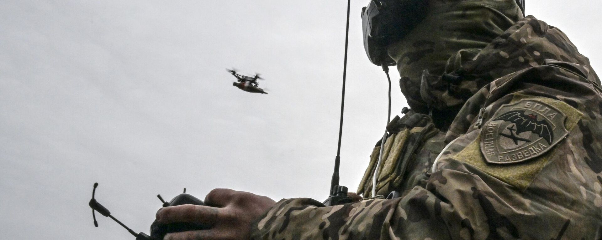 A Russian serviceman operates an FPV drone - Sputnik Africa, 1920, 16.12.2024