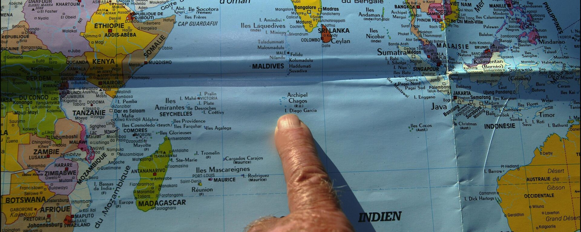 Jacques Moreau's finger showing the place where he washed up with Madeleine, on Chagos Island in France on June 24, 2003. - Sputnik Africa, 1920, 18.12.2024