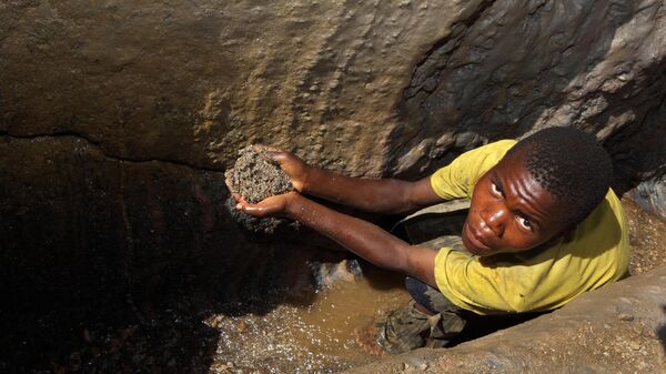 SZIBIRA DISTRICT, SOUTH KIVU, DEMOCRATIC REPUBLIC OF CONGO - 28th APRIL 2009: Picture shows Mufarige Bugawa (15) digging for cassiterite ore at a mine in the Szibira district of South Kivu, Congo.  - Sputnik Africa