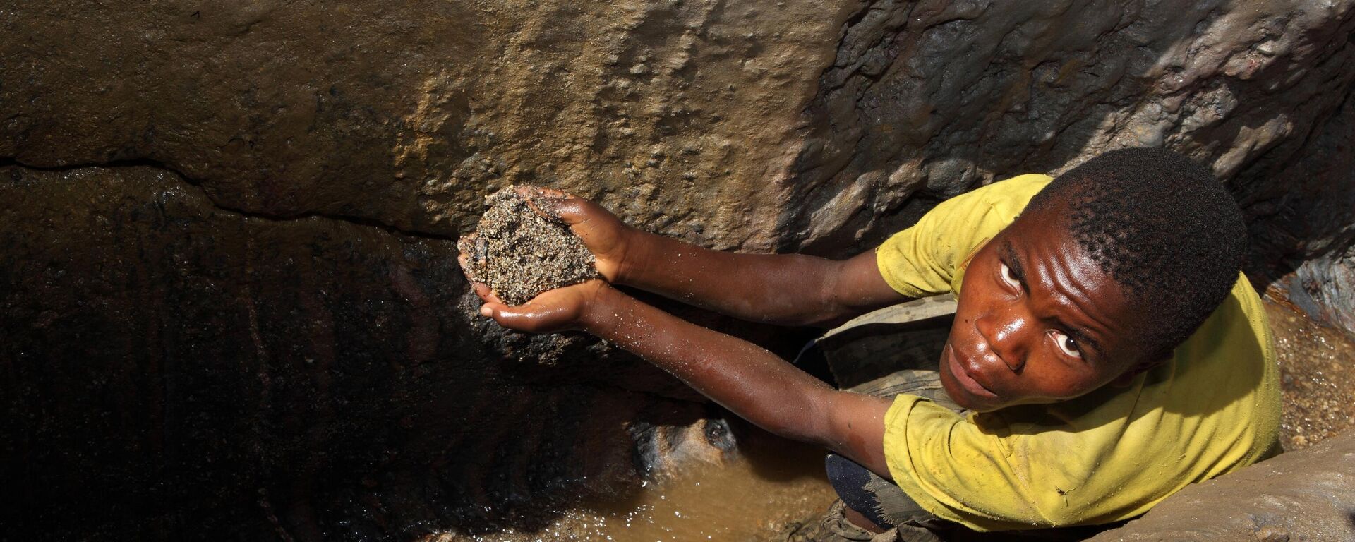 SZIBIRA DISTRICT, SOUTH KIVU, DEMOCRATIC REPUBLIC OF CONGO - 28th APRIL 2009: Picture shows Mufarige Bugawa (15) digging for cassiterite ore at a mine in the Szibira district of South Kivu, Congo.  - Sputnik Africa, 1920, 18.12.2024