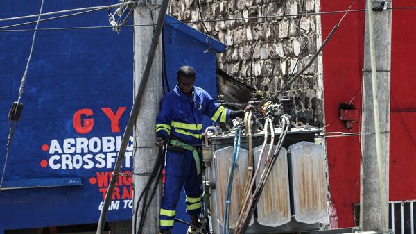 NAKURU, RIFT VALLEY, KENYA - 2022/08/26: A technician repairs an electricity transformer on Kenyatta Lane in Nakuru Town.  - Sputnik Africa