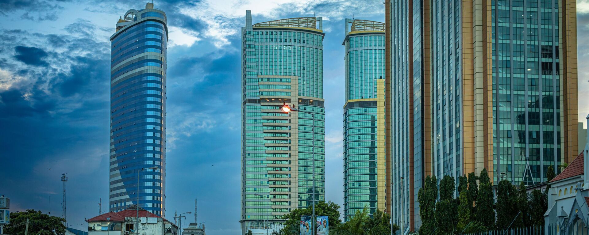 Traffic drives down Sokoine Drive at dusk away from modern high rise buildings in the Ilala central business district in Dar es Salaam, Tanzania. - Sputnik Africa, 1920, 19.12.2024