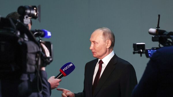 Russian President Vladimir Putin answers questions from Rossiya 1 TV channel correspondent Pavel Zarubin after the special program Year in Review with Vladimir Putin at Gostiny Dvor. - Sputnik Africa