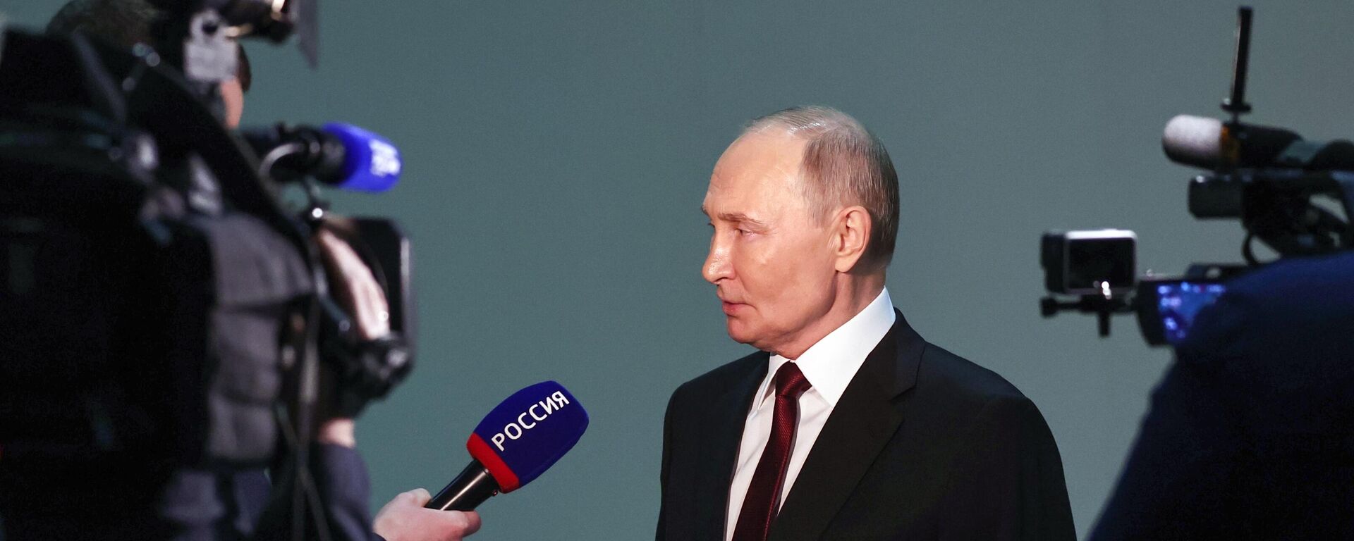 Russian President Vladimir Putin answers questions from Rossiya 1 TV channel correspondent Pavel Zarubin after the special program Year in Review with Vladimir Putin at Gostiny Dvor. - Sputnik Africa, 1920, 19.12.2024