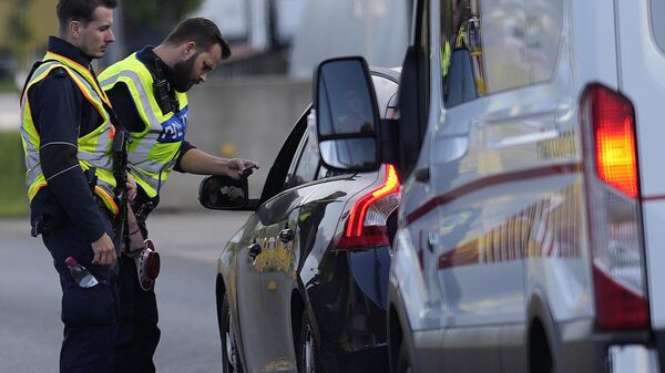 German federal police officers check cars at the Austrian-German border crossing point in Kiefersfelden, Germany, Monday, Oct. 9, 2023 - Sputnik Africa