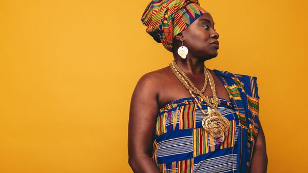 Une femme africaine porte une tenue traditionnelle en kente - Sputnik Afrique