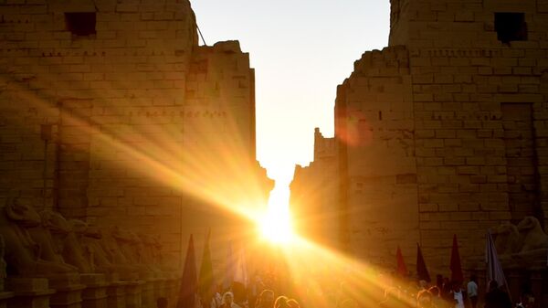 Égypte: les rayons du soleil parfaitement alignés sur l'axe principal du temple d'Amon à Karnak