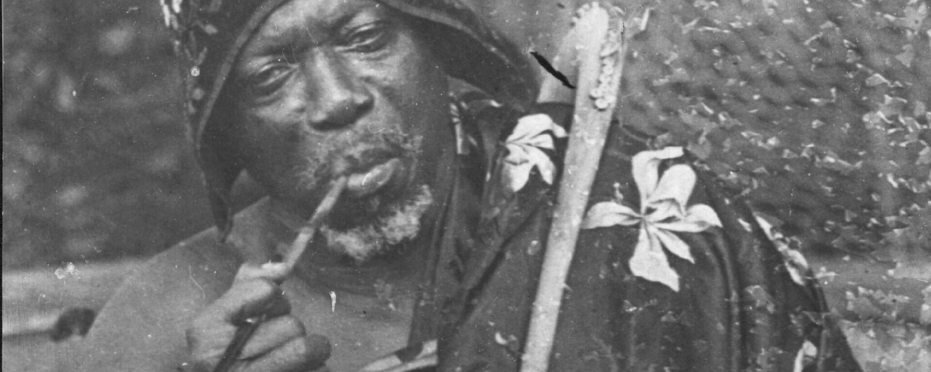 circa 1920:  King Behanzin of Dahomey, smoking a pipe.   - Sputnik Africa, 1920, 22.12.2024