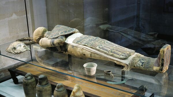 The mummy of the Herichefemhat the cupbearer and tools for embalming and burial, oil lamp, knife and four canopic jars. Egyptian civilisation, Late Period. Paris, Musée Du Louvre  - Sputnik Africa