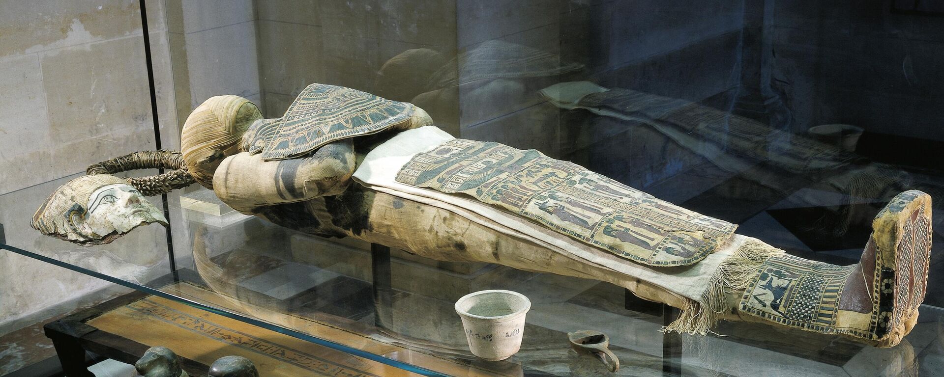 The mummy of the Herichefemhat the cupbearer and tools for embalming and burial, oil lamp, knife and four canopic jars. Egyptian civilisation, Late Period. Paris, Musée Du Louvre  - Sputnik Africa, 1920, 23.12.2024