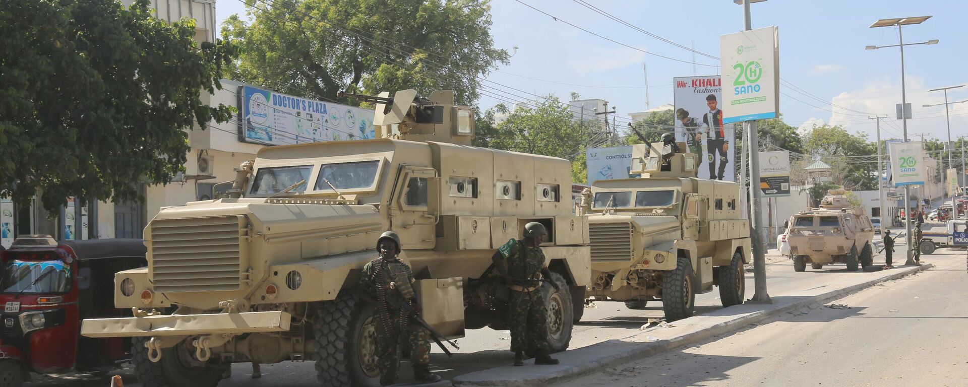 Security forces take security measures at the area after bomb attack during the passage of an African Union Transition Mission in Somalia (ATMIS) convoy in Mogadishu, Somalia on April 03, 2023. - Sputnik Africa, 1920, 24.12.2024