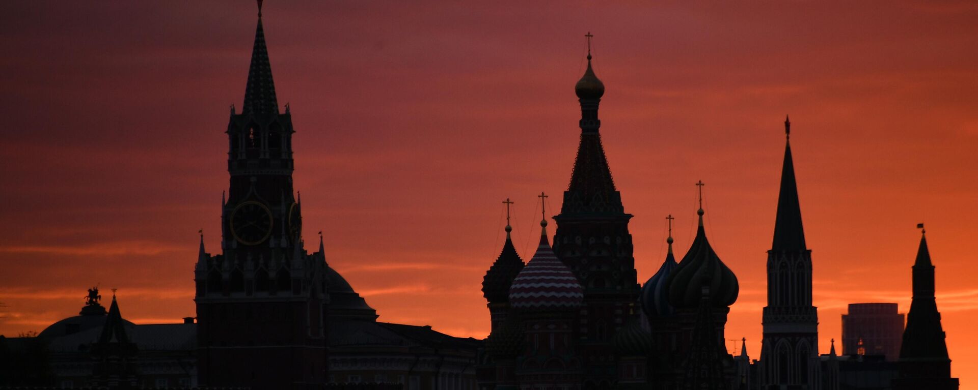 Sunset over Saint Basil's Cathedral and Spasskaya Tower in Moscow, Russia. - Sputnik Africa, 1920, 24.12.2024