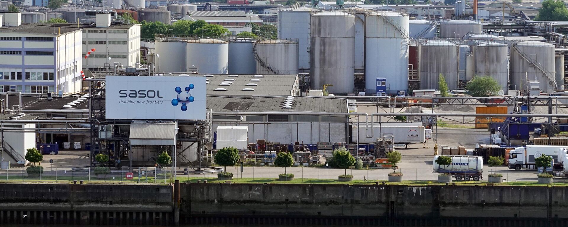 16 June 2020, Hamburg: The industrial facilities of the South African chemical company Sasol Germany in the Port of Hamburg. - Sputnik Africa, 1920, 25.12.2024