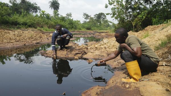 People check an oil spill within the Niger Delta in Ogboinbiri, Nigeria, Wednesday, Dec. 11, 2024.  - Sputnik Africa