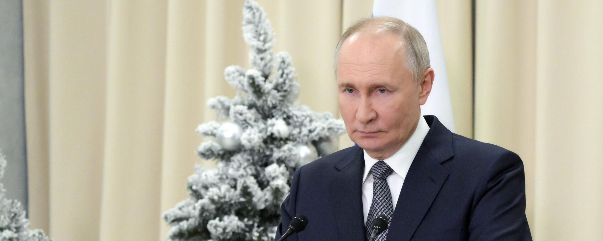 Russian President Vladimir Putin approaches the press after an expanded meeting of the Supreme Eurasian Economic Council on December 26, 2024. - Sputnik Africa, 1920, 27.12.2024