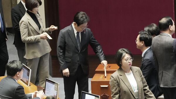 South Korea's opposition Democratic Party leader Lee Jae-myung casts his ballot during a plenary session for the impeachment motion against South Korean acting President Han Duck-soo at the National Assembly in Seoul, South Korea, Friday Dec. 27, 2024. - Sputnik Africa