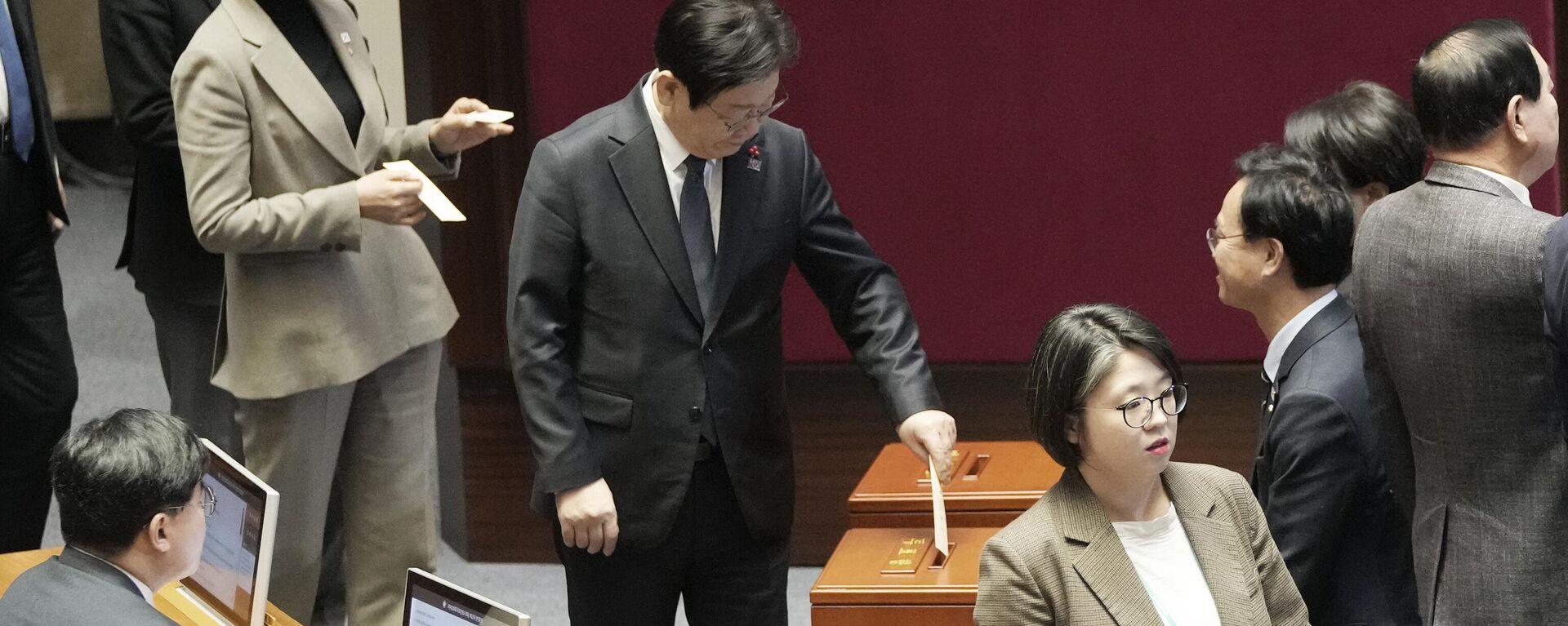 South Korea's opposition Democratic Party leader Lee Jae-myung casts his ballot during a plenary session for the impeachment motion against South Korean acting President Han Duck-soo at the National Assembly in Seoul, South Korea, Friday Dec. 27, 2024. - Sputnik Africa, 1920, 27.12.2024