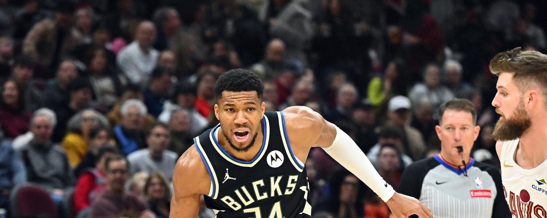 Giannis Antetokounmpo #34 of the Milwaukee Bucks drives to the basket around Dean Wade #32 of the Cleveland Cavaliers during the first quarter at Rocket Mortgage Fieldhouse on December 20, 2024 in Cleveland, Ohio. - Sputnik Africa, 1920, 28.12.2024