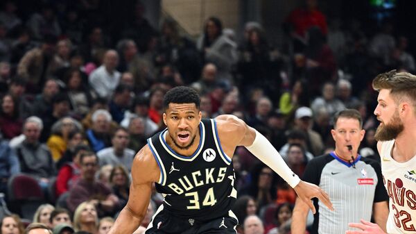 Giannis Antetokounmpo #34 of the Milwaukee Bucks drives to the basket around Dean Wade #32 of the Cleveland Cavaliers during the first quarter at Rocket Mortgage Fieldhouse on December 20, 2024 in Cleveland, Ohio. - Sputnik Africa