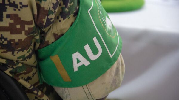 A soldier from the African Union Mission in Somalia (AMISOM), wears a green armband over his camouflage uniform reading AU (African Union). - Sputnik Africa