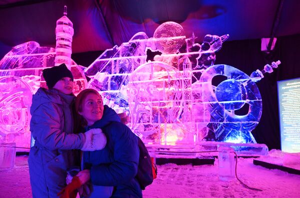 Visitors at the opening of the 10th Ice Moscow festival. - Sputnik Africa