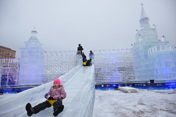 Visitors at the opening of the 10th Ice Moscow festival. - Sputnik Africa