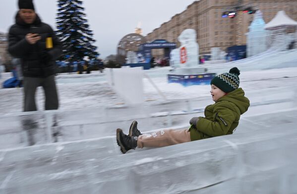 Visitors at the opening of the 10th Ice Moscow festival. - Sputnik Africa