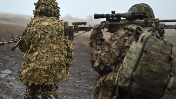 Russian snipers of the special-purpose unit of the Battlegroup Tsentr move to a position  - Sputnik Africa