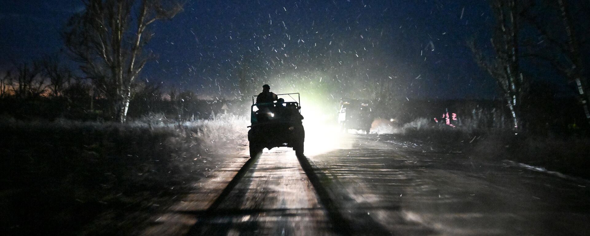 Russian servicemen ride a vehicle along a road  - Sputnik Africa, 1920, 30.12.2024