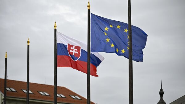 The Slovak national flag, left, flutters next to the flag of European Union in front of the Presidential Palace in Bratislava, Slovakia on Friday, April 5, 2024 - Sputnik Africa