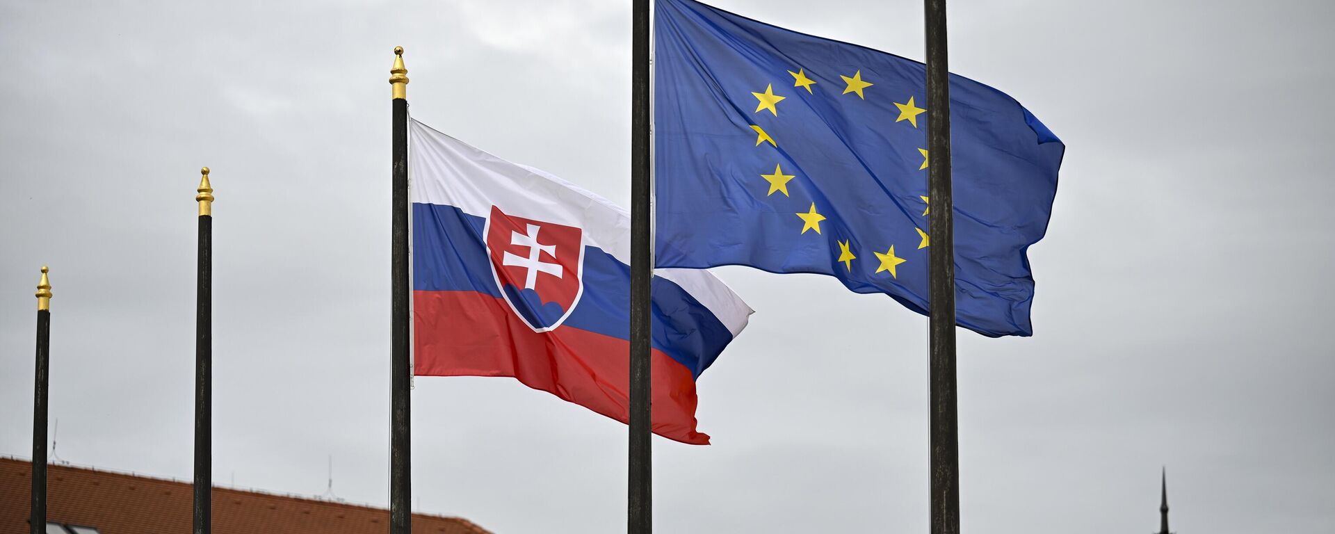 The Slovak national flag, left, flutters next to the flag of European Union in front of the Presidential Palace in Bratislava, Slovakia on Friday, April 5, 2024 - Sputnik Africa, 1920, 30.12.2024