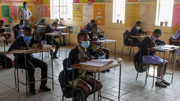 Grade 7 students during their in-class session two days after the school's resumption on September 30, 2020 in Harare, Zimbabwe.  - Sputnik Africa